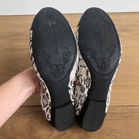 TAHARI Flats Faux Snake Skin Size 8 - Picture 3 of 6